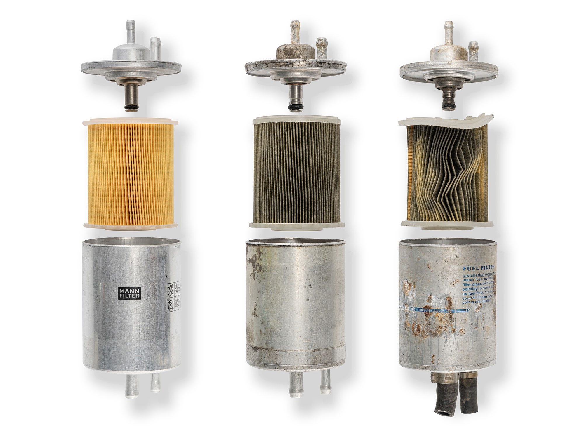 Vergleich von hochwertigem mit minderwertigem Kraftstofffilter (v.l. neuer MANN-FILTER, gebrauchter OE-FILTER, gebrauchter minderwertiger Filter)