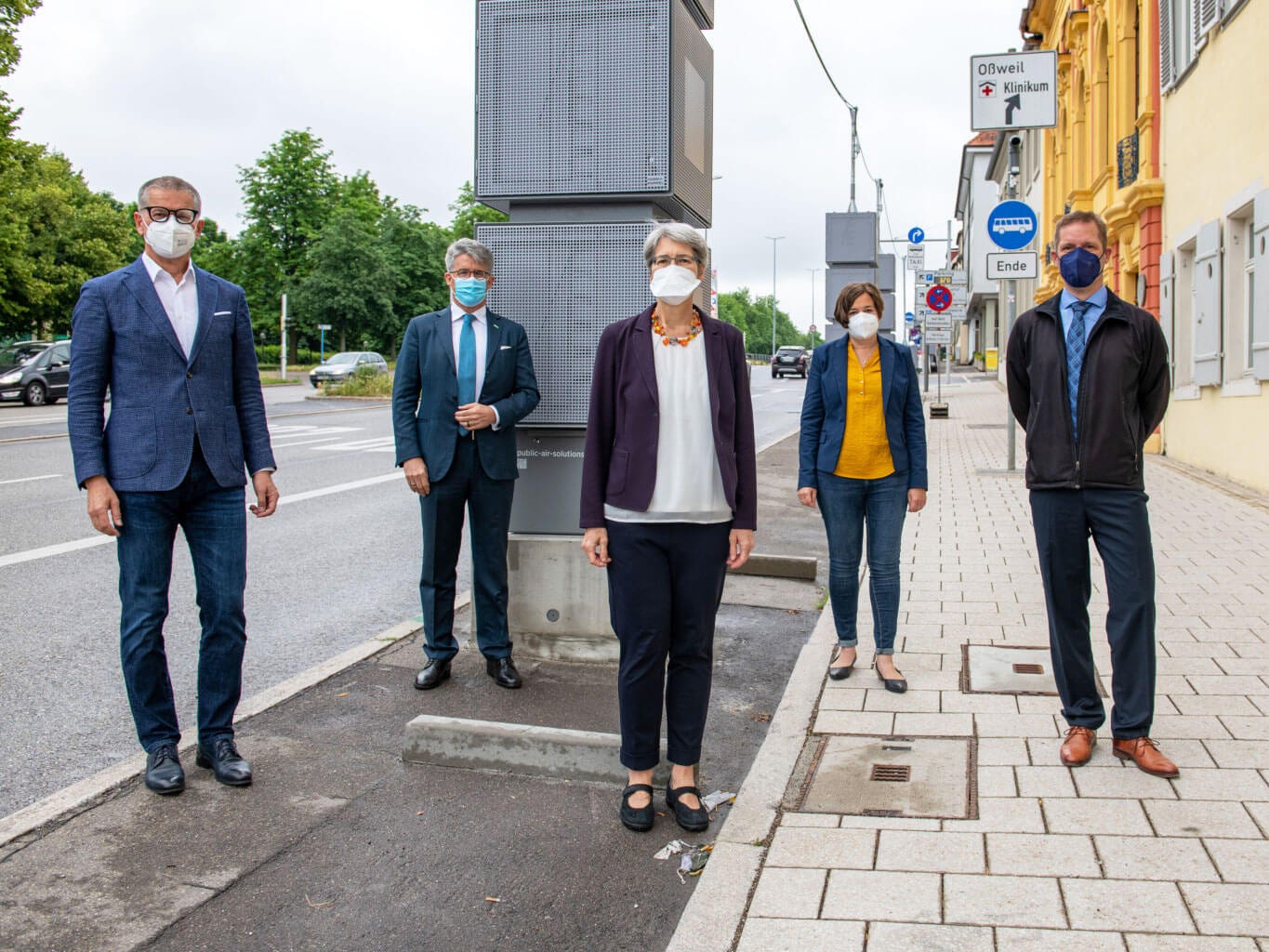 Handover of the Filter Cubes along Ludwigsburg’s Schlossstrasse (from left to right): Michael Ilk, Mayor City of Ludwigsburg, Thomas Fischer, Chairman of the Supervisory Board of MANN+HUMMEL, Elke Zimmer, Undersecretary of State Ministry of Transport Baden-Württemberg, Silke Gericke, Member of the State Parliament, Jan-Eric Raschke, Director Air Solution Systems. New filter cubes will ensure better air at Schlossstrasse in Ludwigsburg