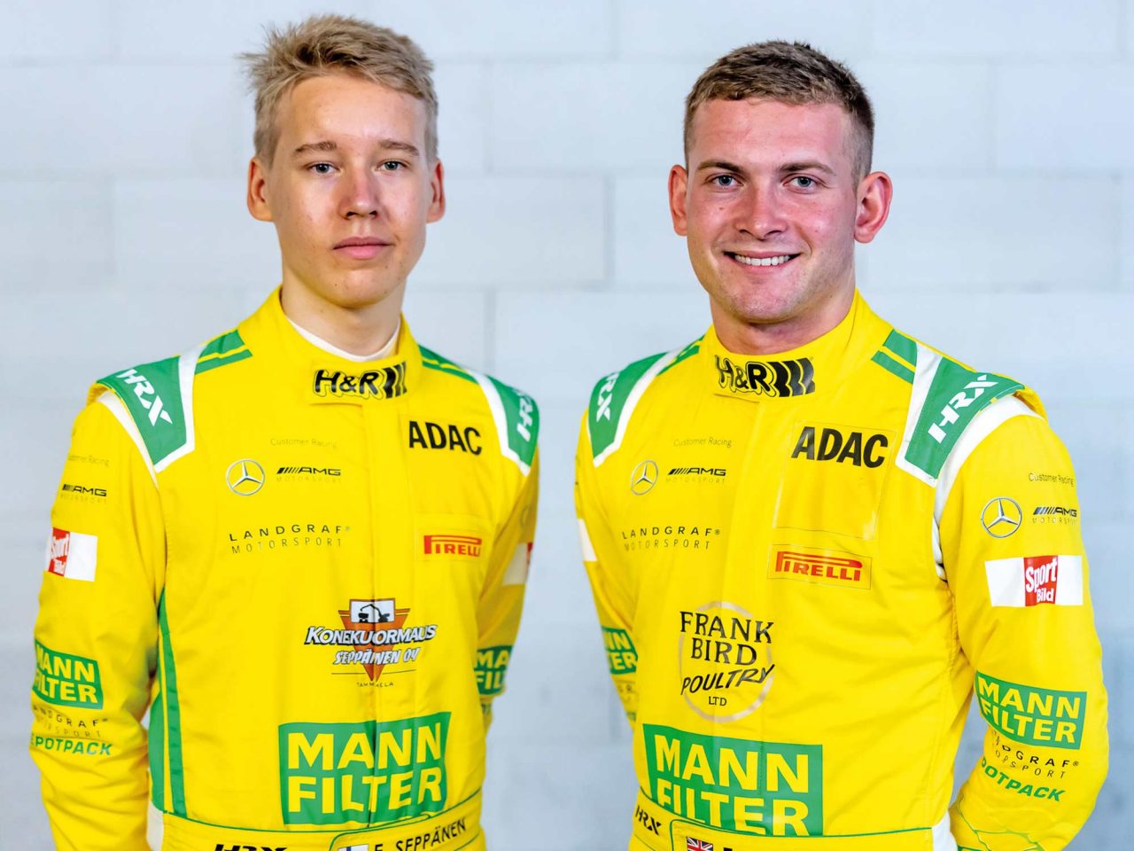Die MANN-FILTER Junior Mamba Fahrer Frank Bird und Elias Seppänen in gelben Rennanzügen