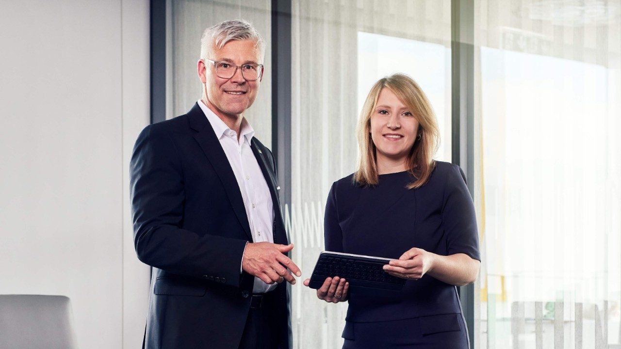 Hanno Höhn, Chief Supply Chain Officer, und Luisa-Sofia Baumann, Manager Project Management Cabin Air Filter