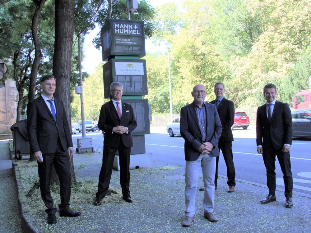 f.l.t.r: Dr. Gunnar-Marcel Klein, Vice President Engineering for Life Sciences & Environment; Thomas Fischer, Chairman of the MANN+HUMMEL Group; Winfried Hermann, Transportation Minister; Jan-Eric Raschke, Director & Chief Product Owner Public Air Solutions; Thomas Michalak, Sales & Business Development Manager Public Air Solutions