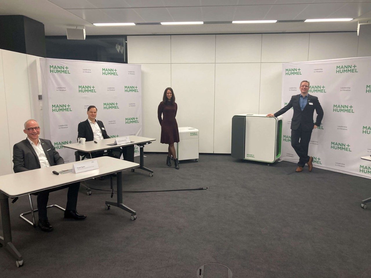 Vier der Podiumsteilnehmer der virtuellen Pressekonferenz zur Vorstellung der antiviralen Luftreiniger von MANN+HUMMEL: v.l.n.r. Frank Spehl, Director Engineering Life Sciences & Environment Airfiltration MANN+HUMMEL; Gunnar-Marcel Klein, Vice President Engineering Life Sciences & Environment MANN+HUMMEL; Kathrin Sauter, Director Marketing Communications Life Sciences & Environment MANN+HUMMEL ; Jan-Eric Raschke, Director & Chief Product Owner Public Air Solutions MANN+HUMMEL MANN+HUMMEL : Pressekkonferenz