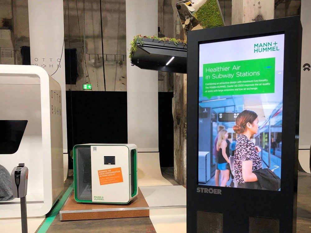 MANN+HUMMEL stellt auf dem diesjährigen Berliner GREENTECH-Festival als Partner von STRÖER einen filtrierenden Werbeträger vor