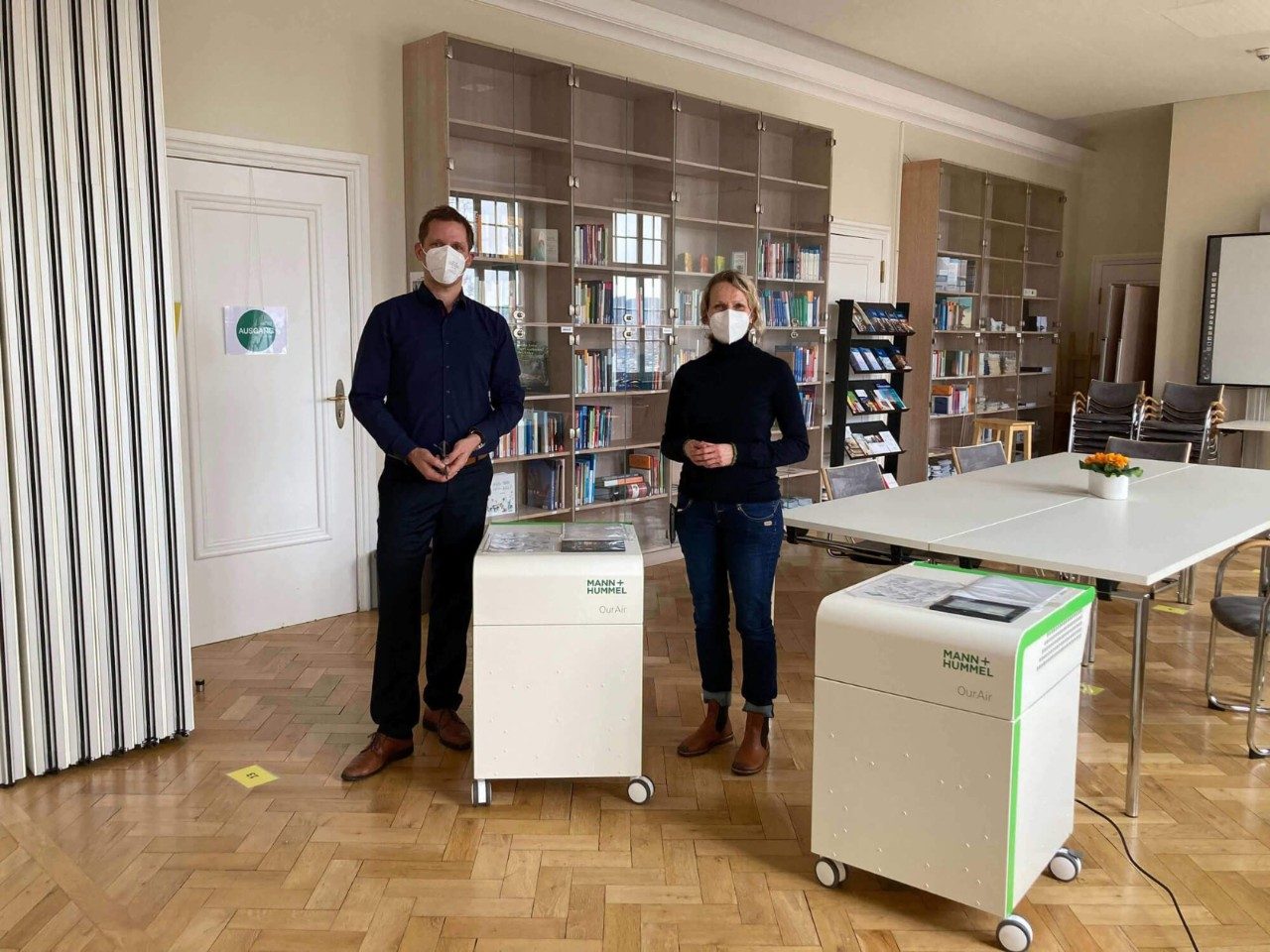 Donation handover of antiviral air purifiers from the MANN+HUMMEL Group to the Stuttgart Children's and Youth Hospice