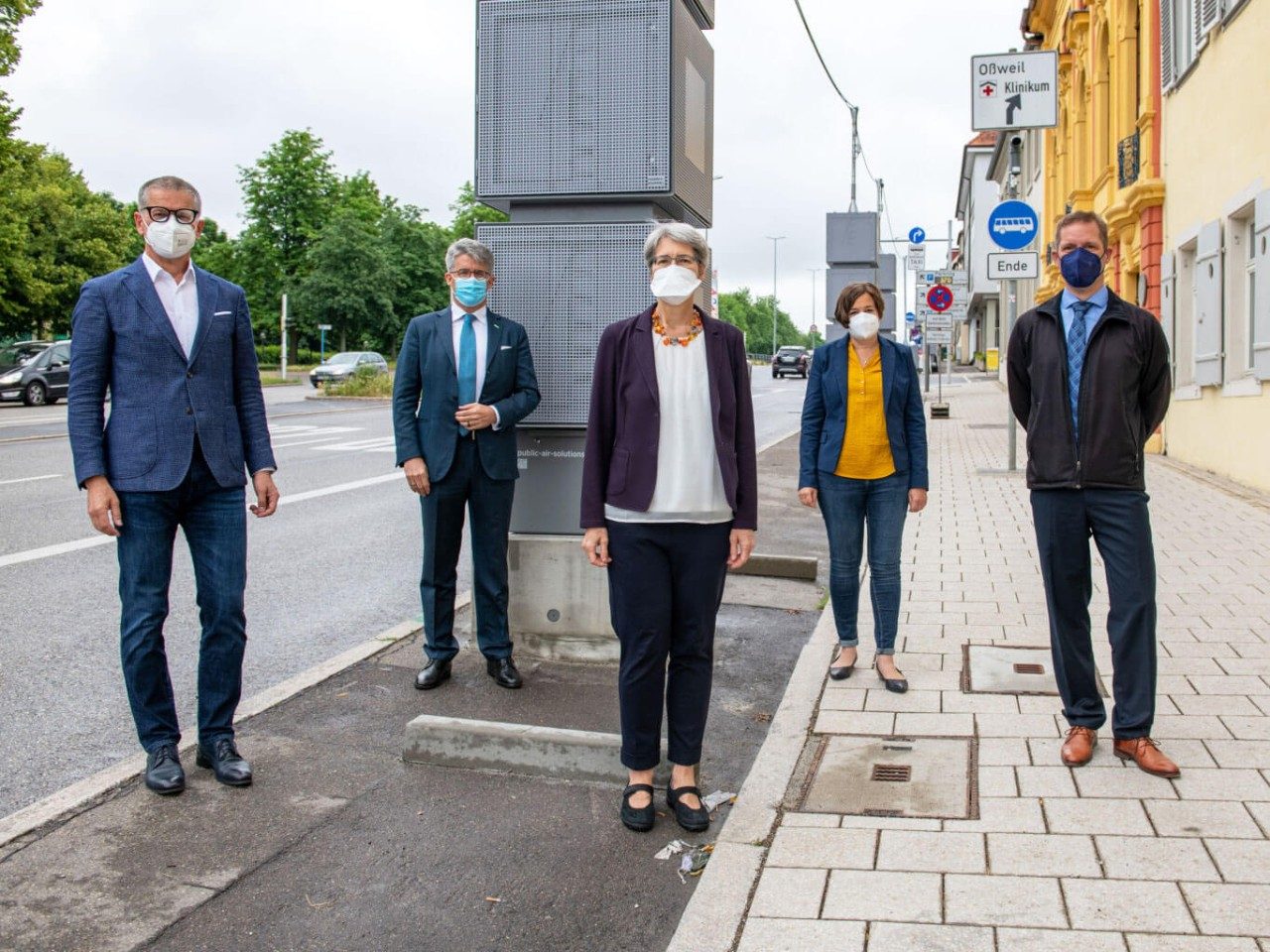 Bei der Übergabe der Filter Cubes entlang der Ludwigsburger Schlossstraße (v.l.n.r.): Michael Ilk, Bürgermeister Stadt Ludwigsburg, Thomas Fischer, Aufsichtsratsvorsitzender MANN+HUMMEL Gruppe, Elke Zimmer, Staatssekretärin Ministerium für Verkehr Baden-Württemberg, Silke Gericke, MdL, Jan-Eric Raschke, Director Air Solution Systems MANN+HUMMEL. Neue Filter Cubes sorgen für bessere Luft in der Schlossstrasse in Ludwigsburg