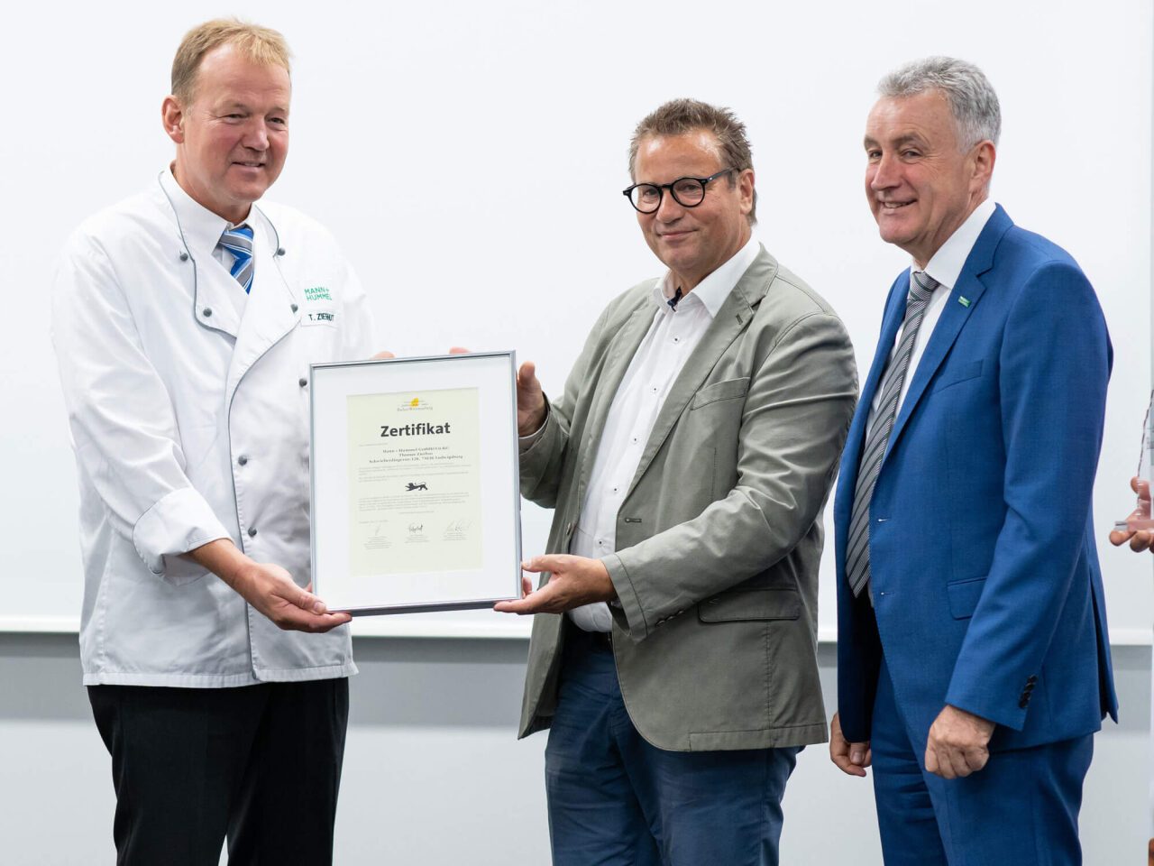 Peter Hauk, Minister für Ernährung, Ländlichen Raum und Verbraucherschutz in Baden-Württemberg (Mitte), zeichnet die MANN+HUMMEL Betriebsgastronomie aus. Den Auszeichnung in Empfang nehmen der Leiter der Betriebsgastronomie Thomas Zierhut (links) und Bernhard Wimmer, Geschäftsführer MANN+HUMMEL Deutschland und Personalchef der MANN+HUMMEL Gruppe (rechts).