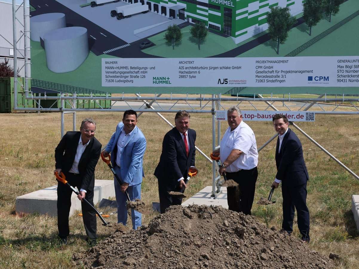 Spatenstich in Himmelkron (v.l.n.r.): Dr. Marco Heck (MANN+HUMMEL SVP Operations Europe Automotive Systems), Dominik Haider (MANN+HUMMEL Managing Director Molecular Filtration und comp!), Klaus Peter Söllner (Landrat Landkreis Kulmbach.), Gerhard Schneider (Bürgermeister Himmelkron), Thomas Kohlpaintner (MANN+HUMMEL Gesamtprojektleiter)