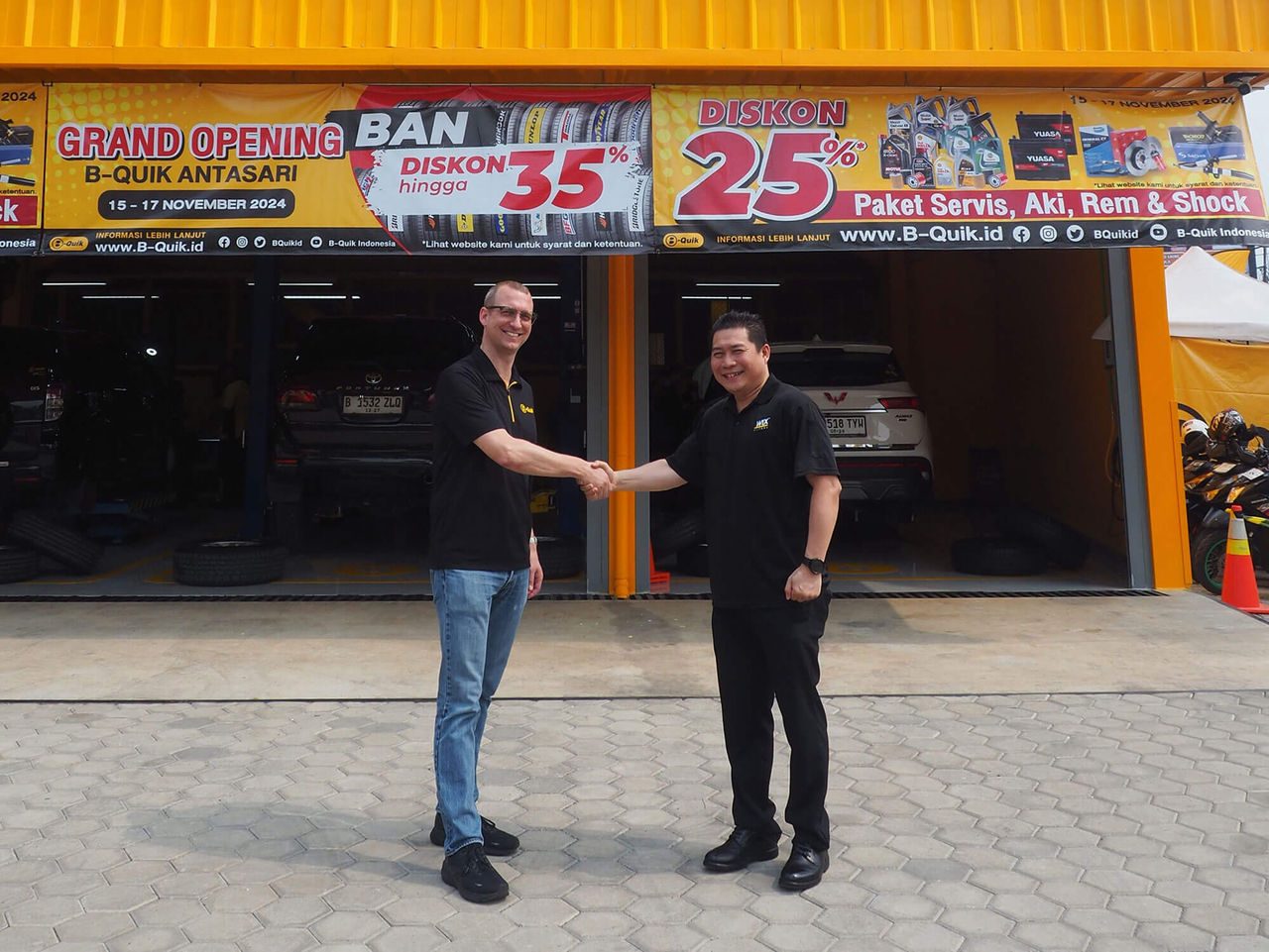 Sonny Tandy, Managing Director of PT MANN+HUMMEL Filtration Indonesia, and Vincent Goettsch, Managing Director of PT B-Quik Otomotif Indonesia, formalized their strategic partnership with the signing of an agreement and a handshake.