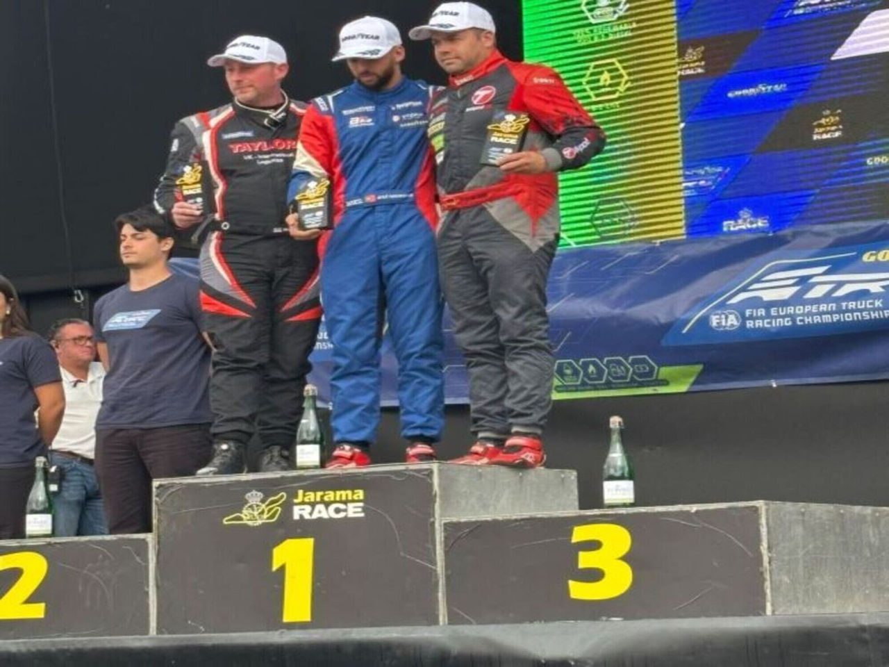 Truck-Fahrer Steffen Faas auf dem Podium (erster von rechts)