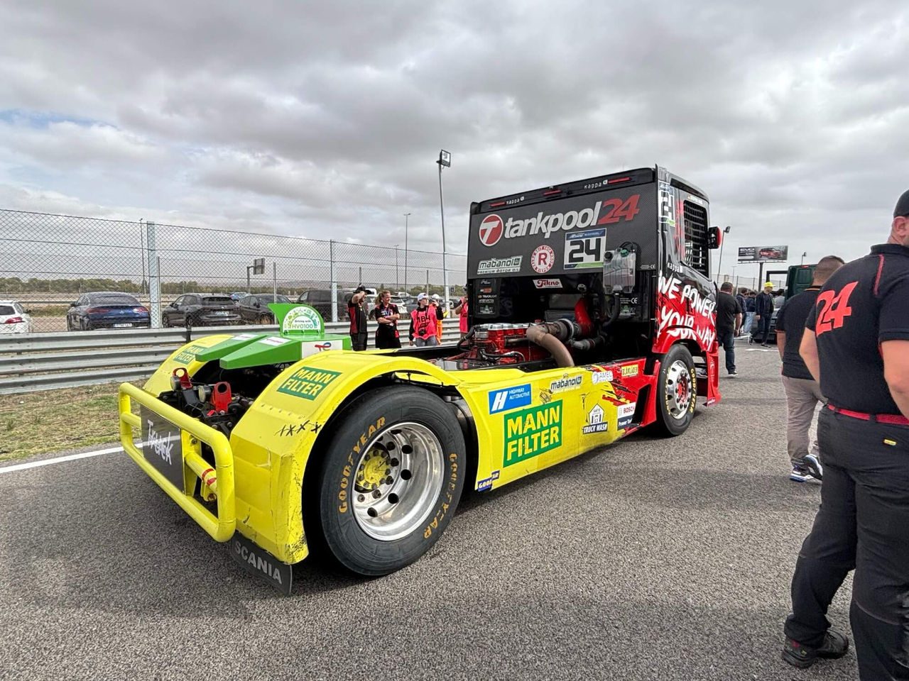 Truck des tankpool24 Racing Teams im MANN-FILTER Look
