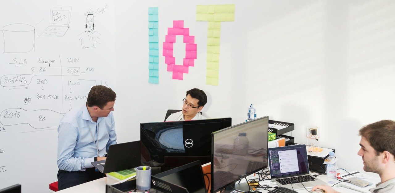 Hoch konzentriert arbeiten die Entwickler an intelligenten Produkten. Das Ziel: MANN+HUMMEL für die Digitalisierung zu rüsten. Developers-working-on-intelligent-products.jpg